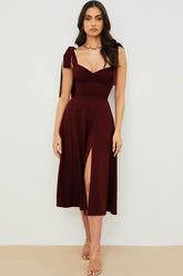 Robe mi-longue ajustée et évasée à bretelles nouées et fente haute - Vin foncé